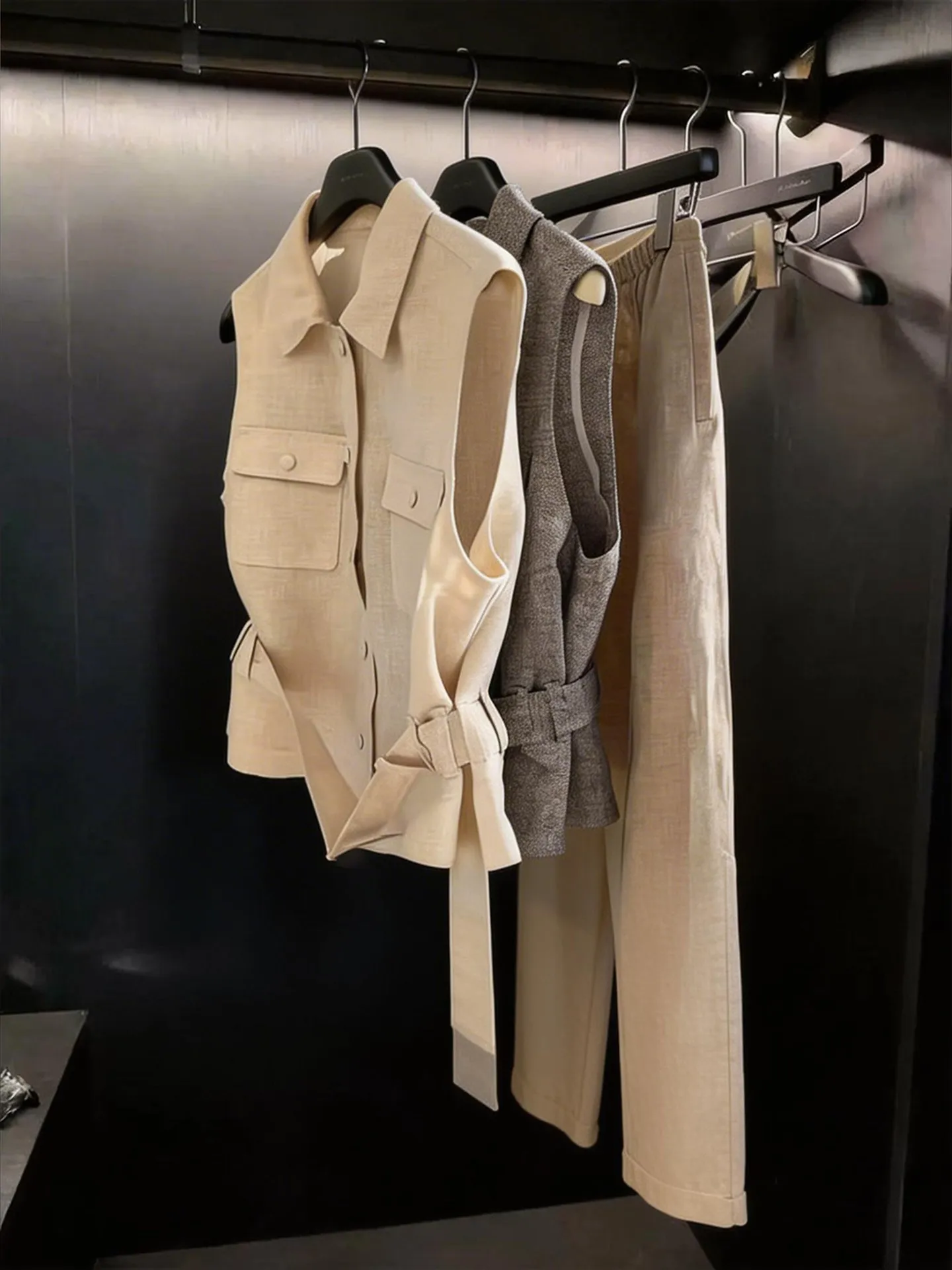 Fashionable Commuter Style Vest in Beige Color with Waist-Cinching Design for Women Spring Summer New Arrival Earth Tone
Fashionable Commuter Style Vest in Beige Color with Waist-Cinching Design for Women Spring Summer New Arrival Earth Tone