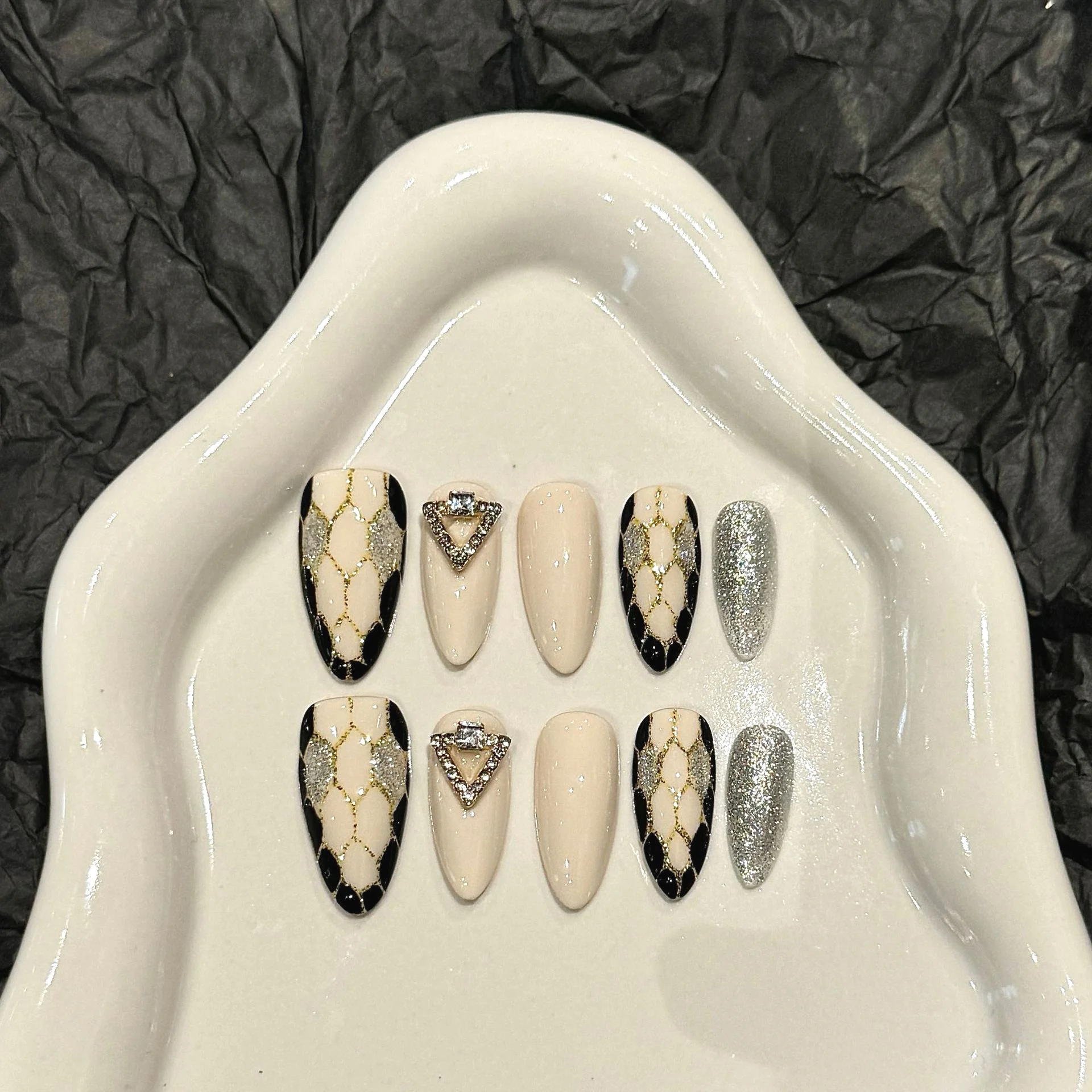 Snake Pattern Black and White Accessible Luxury Style Hand-Painted Nail Art Fashion Manicure (495)
Snake Pattern Black and White Accessible Luxury Style Hand-Painted Nail Art Fashion Manicure (495)