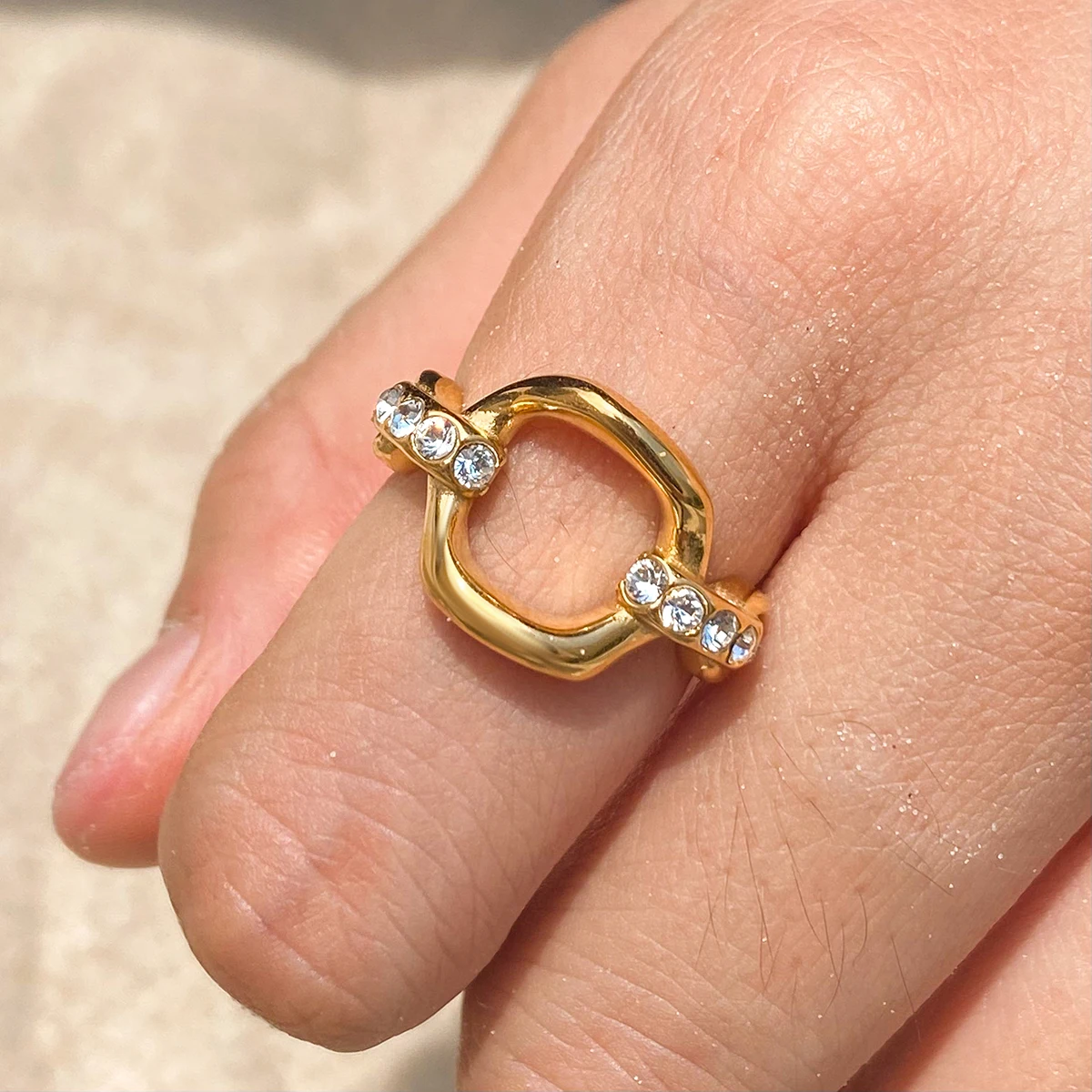 AIKOER Minimalist 18K Gold Color Plated Stainless Steel Rhinestone Hollow O-shaped Ring Geometric Stackable Ring Women's Acce
AIKOER Minimalist 18K Gold Color Plated Stainless Steel Rhinestone Hollow O-shaped Ring Geometric Stackable Ring Women's Acce