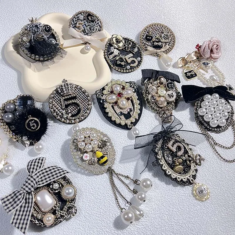 Retro British style brooch, pearl chain, bow tie, dance party accessory, shirt tie, sweater buckle---
Retro British style brooch, pearl chain, bow tie, dance party accessory, shirt tie, sweater buckle---