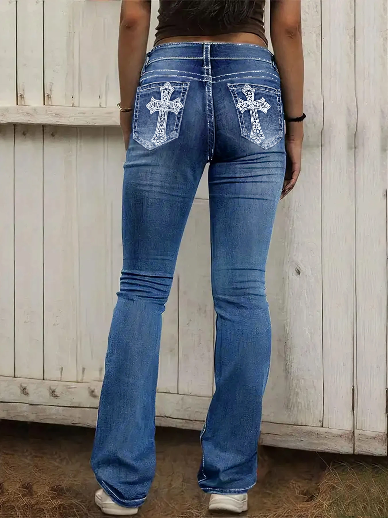 Женские синие джинсы-сапожки больших размеров с высокой талией и 3D-вышивкой крестиком на задних карманах.
Женские синие джинсы-сапожки больших размеров с высокой талией и 3D-вышивкой крестиком на задних карманах.