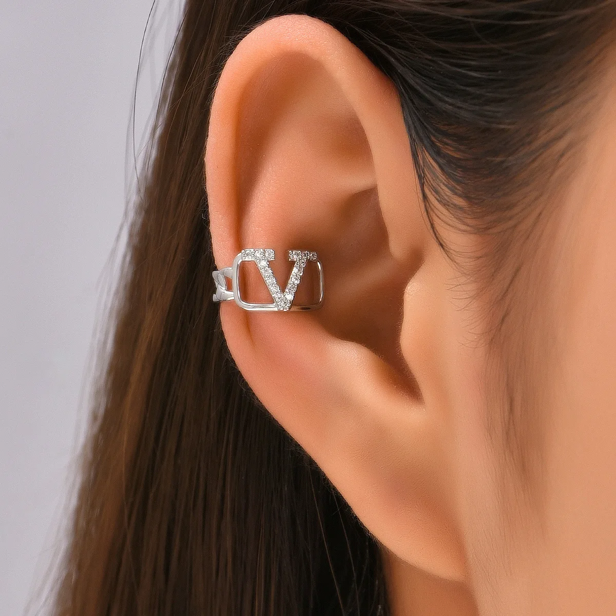 2022 new simple micro inlaid zircon V letter ear bone clip without ear hole temperament ear clip
2022 new simple micro inlaid zircon V letter ear bone clip without ear hole temperament ear clip