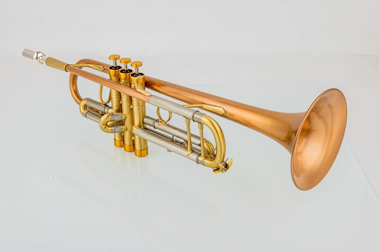Beautiful Bb Trumpet Phosphorous Copper Brass Plated Professional Brass Instruments With Case 
Beautiful Bb Trumpet Phosphorous Copper Brass Plated Professional Brass Instruments With Case