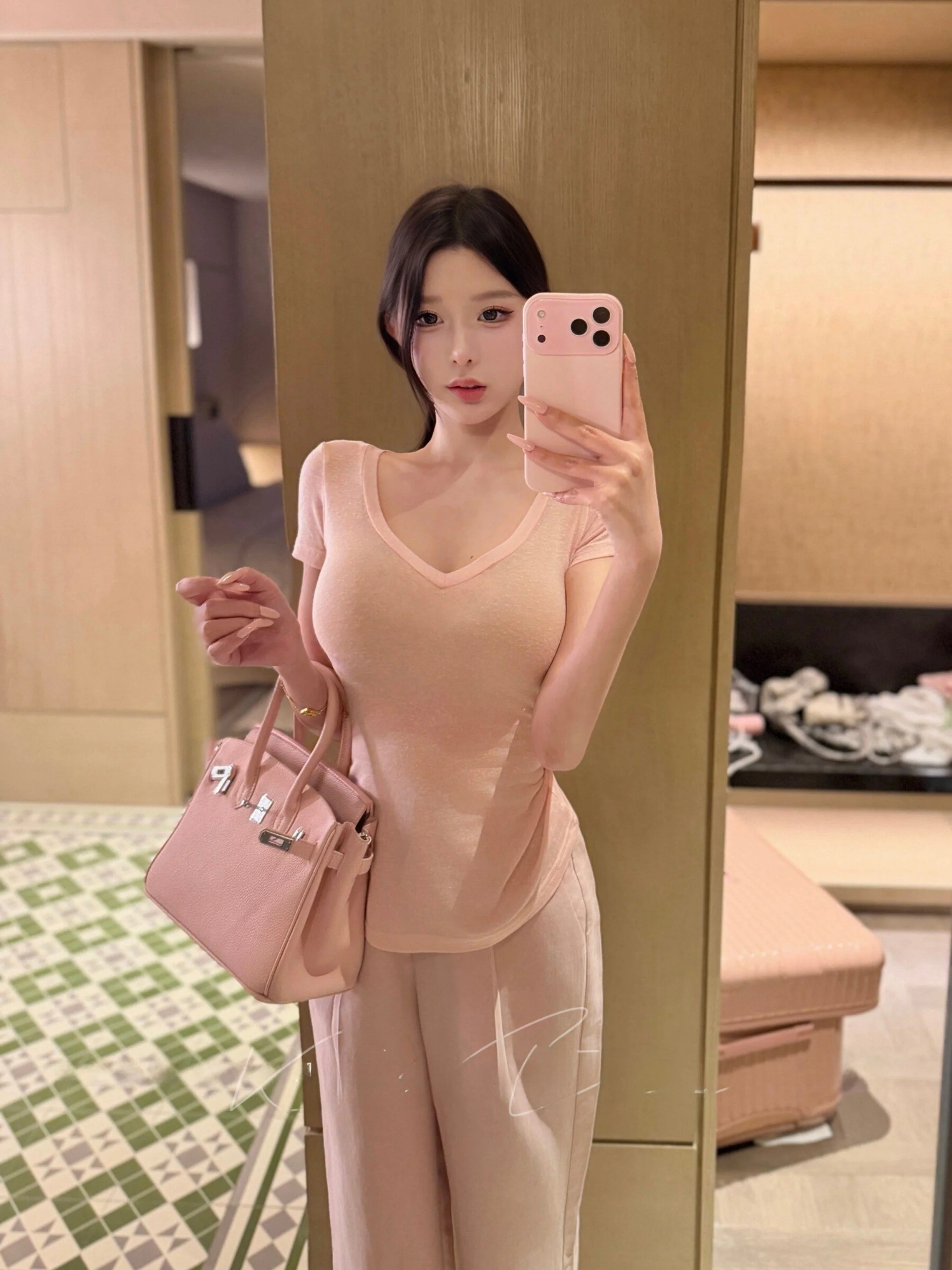 Korean Style V-Neck Short Sleeve T-Shirt Women's Slimming Soft Skin-Friendly Pink Top for Summer Fashion Elegant Small Size
Korean Style V-Neck Short Sleeve T-Shirt Women's Slimming Soft Skin-Friendly Pink Top for Summer Fashion Elegant Small Size