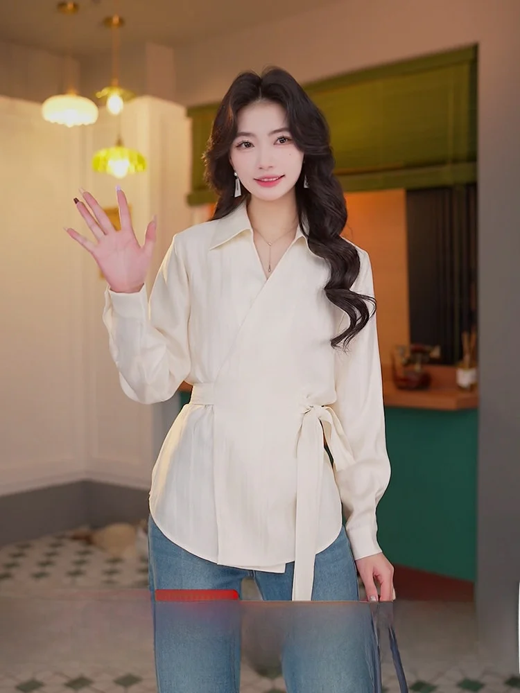 Chen Jiajie Retro Hong Kong Style Shirt Women's Waist-Cinching Top Elegant Early Autumn New Arrival High-End Feel V-neck Long...
Chen Jiajie Retro Hong Kong Style Shirt Women's Waist-Cinching Top Elegant Early Autumn New Arrival High-End Feel V-neck Long...