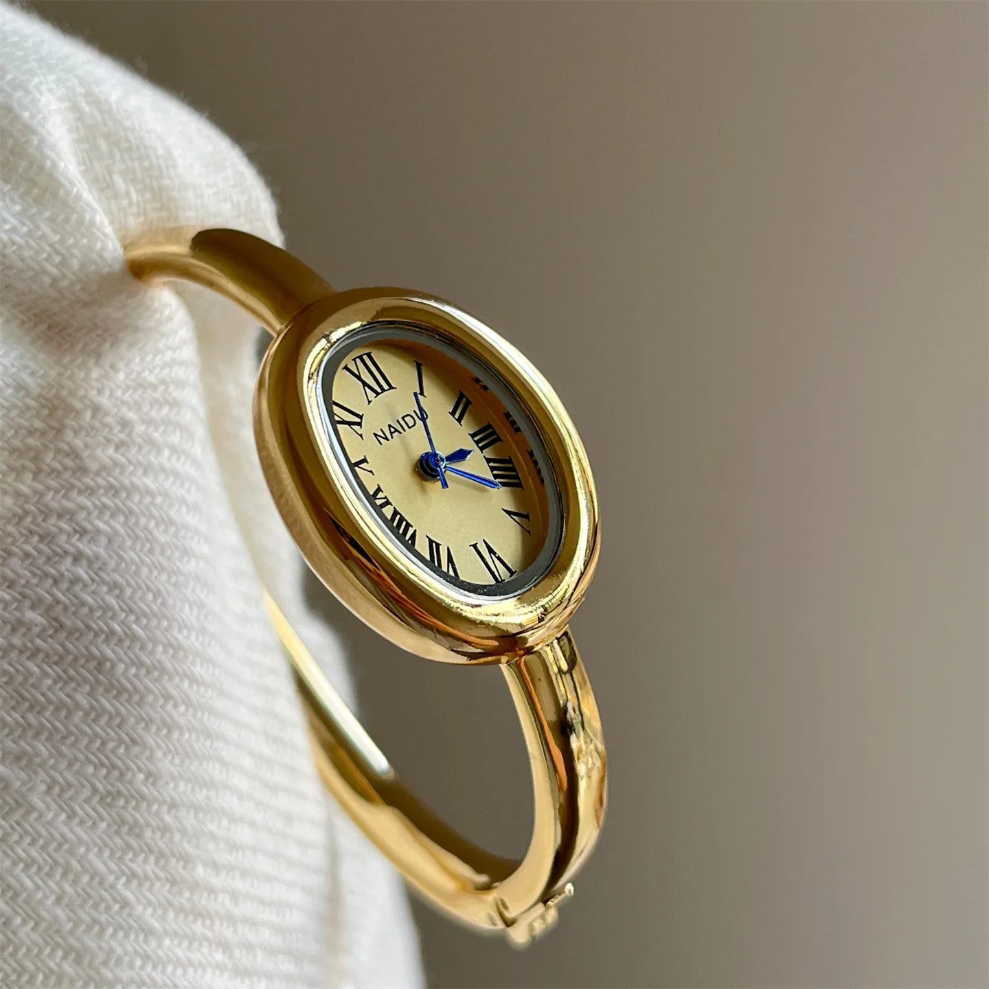 Elegant women's wristwatch, oval-shaped bracelet watch, vintage-style small gold women's watch, high-quality luxury wristwatch.
Elegant women's wristwatch, oval-shaped bracelet watch, vintage-style small gold women's watch, high-quality luxury wristwatch.