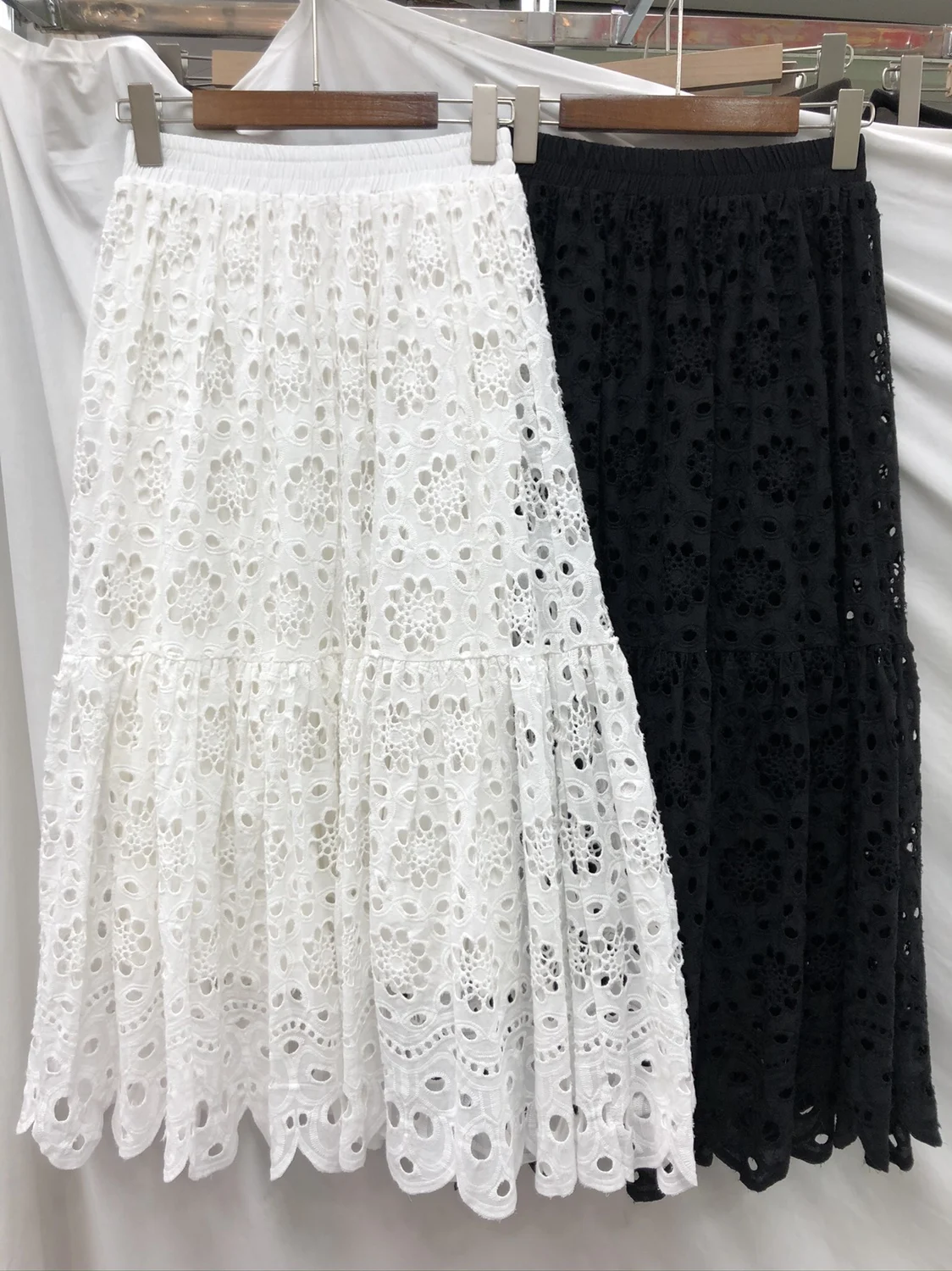 Элегантная женская премиум-юбка А-силуэта с высокой талией, кружевной вышивкой и вырезами, белая, длинная, весна 2024
Элегантная женская премиум-юбка А-силуэта с высокой талией, кружевной вышивкой и вырезами, белая, длинная, весна 2024