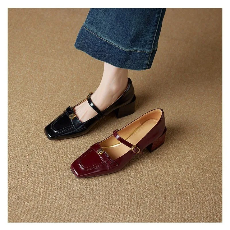 Женские туфли Мэри Джейн на каблуке с квадратным носком и камелией, осень 2023, новые туфли-лодочки из лакированной кожи с одной пряжкой
Женские туфли Мэри Джейн на каблуке с квадратным носком и камелией, осень 2023, новые туфли-лодочки из лакированной кожи с одной пряжкой