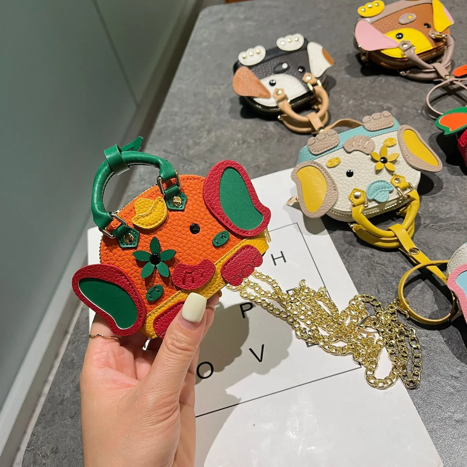 2024 New animal mini bag Mini pink mouth red envelope headphone bag high-end texture bag woman Keychains
2024 New animal mini bag Mini pink mouth red envelope headphone bag high-end texture bag woman Keychains