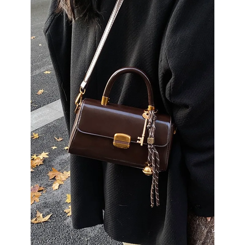 2025 new autumn and winter versatile storage crossbody bag, simple and fashionable, super popular hand-held small square bag
2025 new autumn and winter versatile storage crossbody bag, simple and fashionable, super popular hand-held small square bag