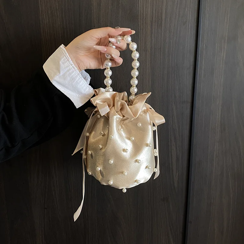 Luxury Pearls Bucket Bags for Women Drawstring Handbags Elegant Satin Evening Bag Ladies Wedding Clutch Shoulder Crossbody Bag
Luxury Pearls Bucket Bags for Women Drawstring Handbags Elegant Satin Evening Bag Ladies Wedding Clutch Shoulder Crossbody Bag