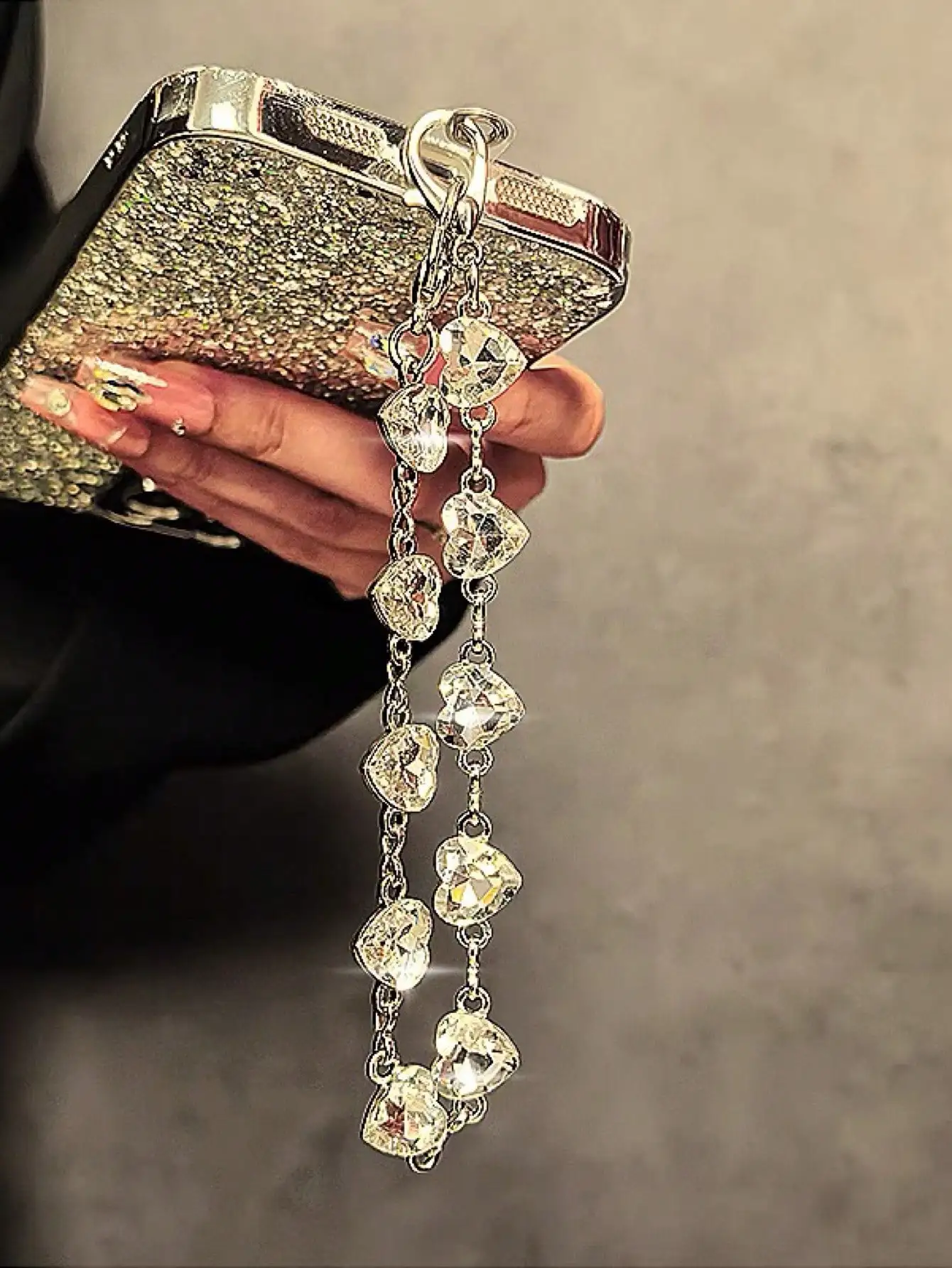 Luxury Crystal Metal Handle Chain, Multi-purpose Wrist Strap, Decorative Pendant for Phone, Key & Bag, Ideal Gift for Birthday & Holidays
Luxury Crystal Metal Handle Chain, Multi-purpose Wrist Strap, Decorative Pendant for Phone, Key & Bag, Ideal Gift for Birthday & Holidays
