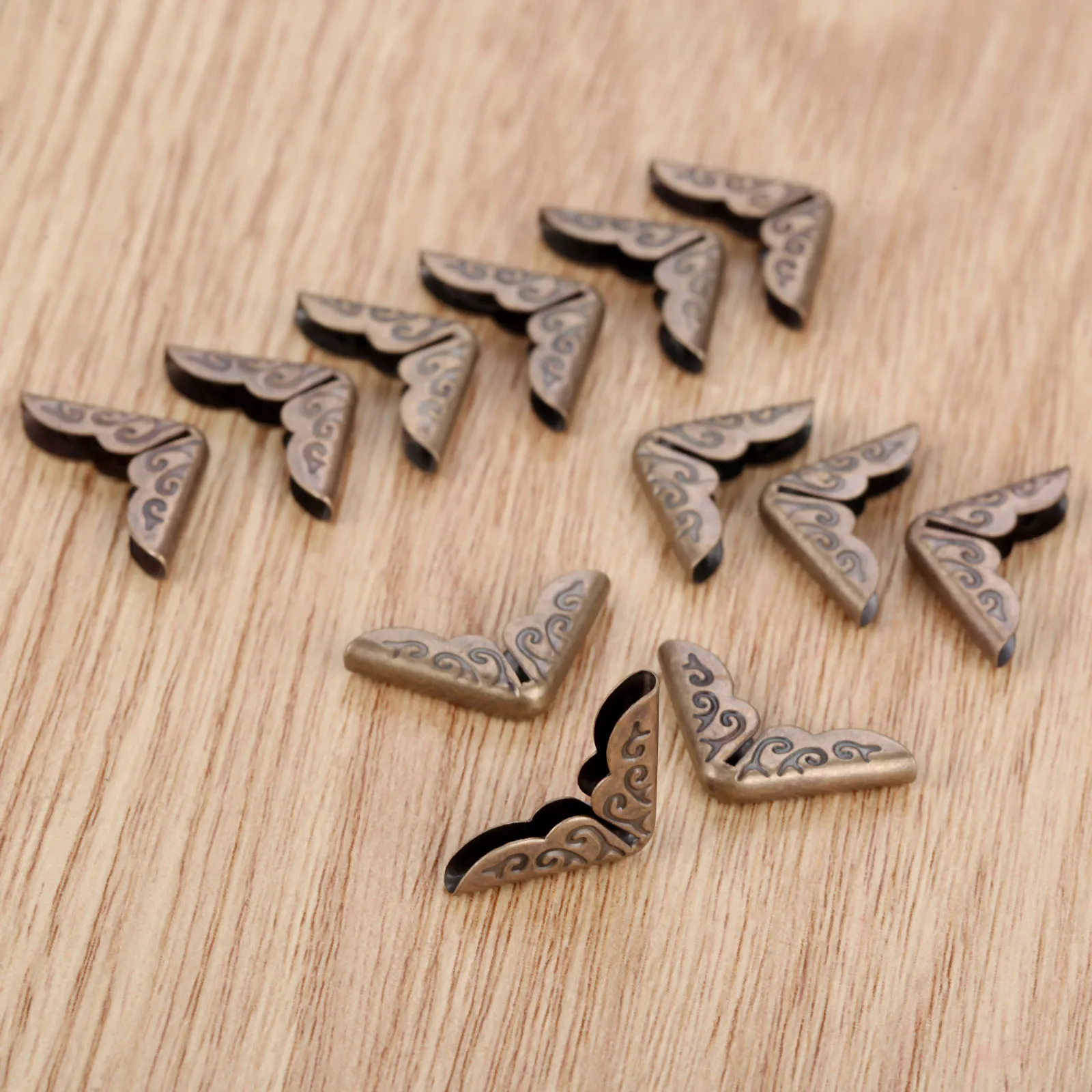 50pcs Antique bronze Corner Protectors 14mm Book Corner Scrapbooking DIY Photo Albums Menus Corner Protector
50pcs Antique bronze Corner Protectors 14mm Book Corner Scrapbooking DIY Photo Albums Menus Corner Protector