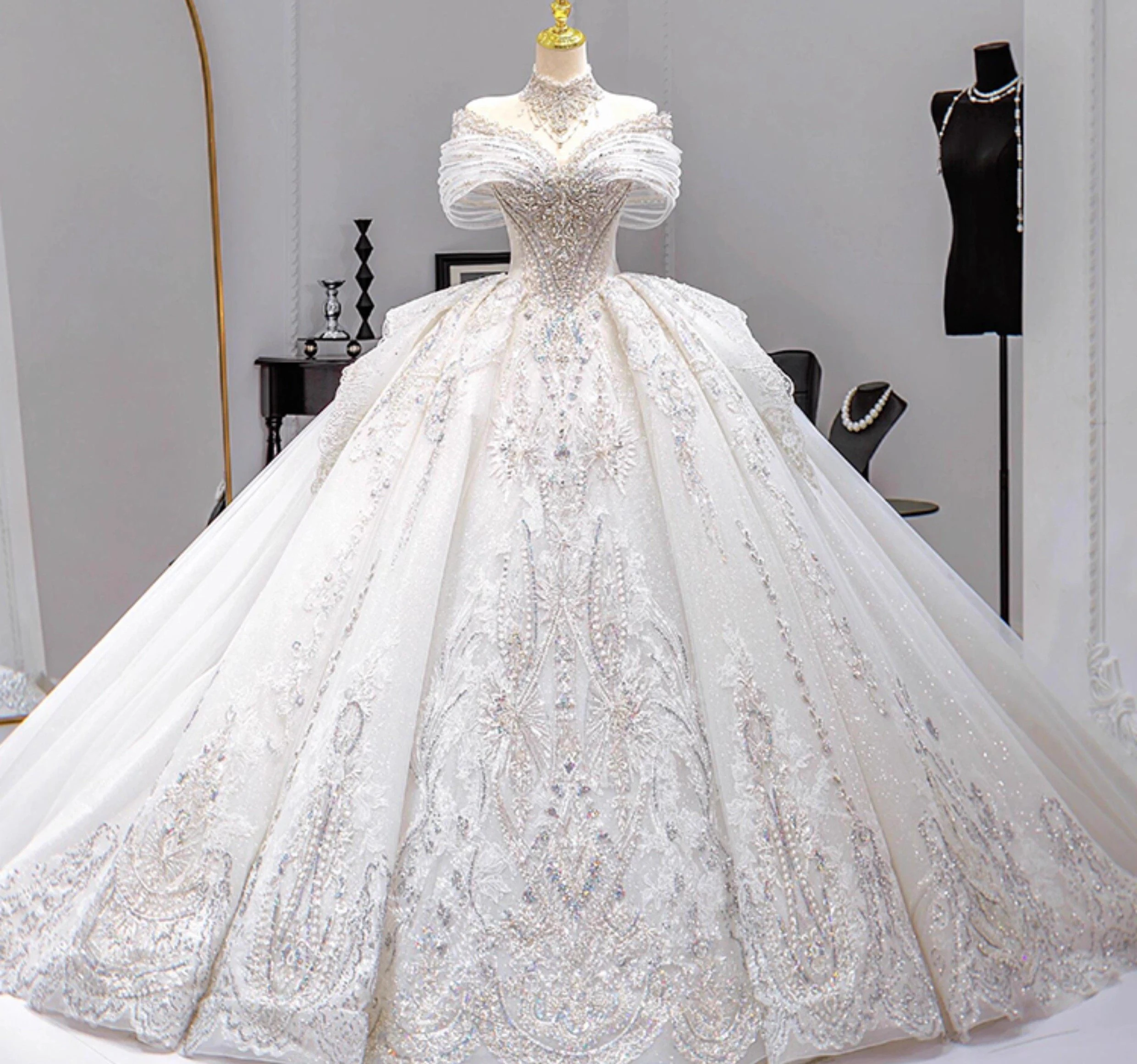 Saudi Arabia Wedding Dress Long Sleeves Luxury Bridal Gowns Major Beading Crystal Off the Shoulder Lace-up Back Court Train Wedd
Saudi Arabia Wedding Dress Long Sleeves Luxury Bridal Gowns Major Beading Crystal Off the Shoulder Lace-up Back Court Train Wedd