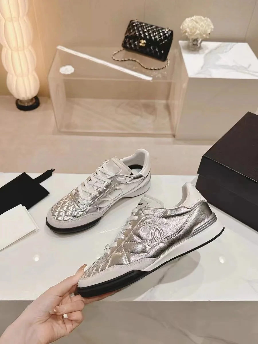 Small fragrant style genuine leather gold and silver horned quilted pattern women's shoes 2024 spring and summer new fashion versatile casual sports shoes trendy non-slip autum
Small fragrant style genuine leather gold and silver horned quilted pattern women's shoes 2024 spring and summer new fashion versatile casual sports shoes trendy non-slip autum