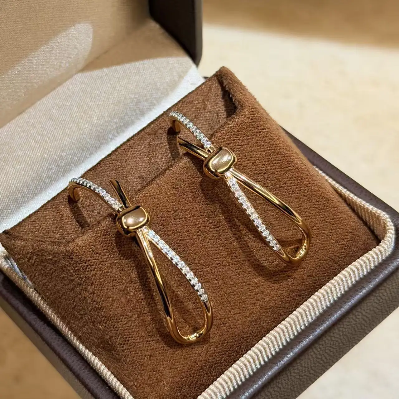 S925 Sterling Silver Gold Silver Diamond Knot Earrings Women Europe America Exquisite Jewelry
S925 Sterling Silver Gold Silver Diamond Knot Earrings Women Europe America Exquisite Jewelry