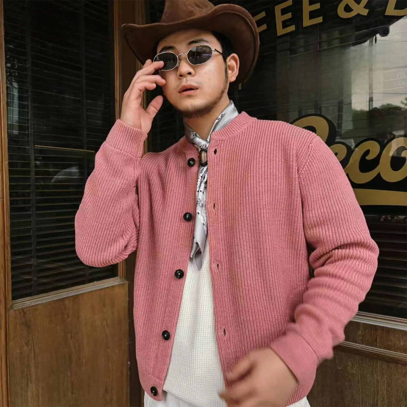 Вязаный кардиган ANDERSENANDERSEN из особо плотной шерсти Zheng Ronghe, итальянского производства, винтажный стиль SKIPPER
Вязаный кардиган ANDERSENANDERSEN из особо плотной шерсти Zheng Ronghe, итальянского производства, винтажный стиль SKIPPER