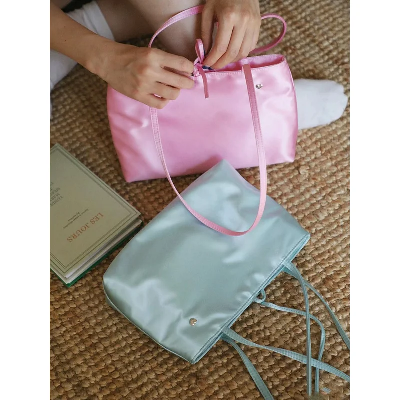 Textured Niche Design Minimalist Style Solid Color Large Capacity Versatile Commuter Handbag/shoulder Bag
Textured Niche Design Minimalist Style Solid Color Large Capacity Versatile Commuter Handbag/shoulder Bag