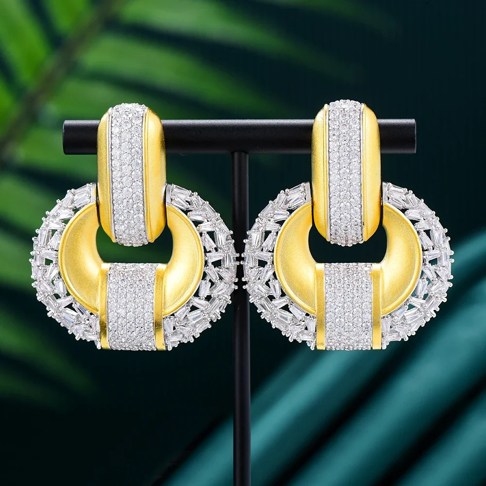 Kellybola New Luxury Dubai Style Hollow Earrings Full Cubic Zirconia for Women Wedding Chic Trendy Earrings High Quality
Kellybola New Luxury Dubai Style Hollow Earrings Full Cubic Zirconia for Women Wedding Chic Trendy Earrings High Quality