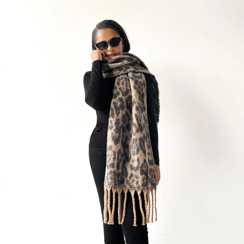 Leopard print scarf shawl for women in winter, thick and warm scarf, European and American style versatile tassel dual-use shawl
Leopard print scarf shawl for women in winter, thick and warm scarf, European and American style versatile tassel dual-use shawl