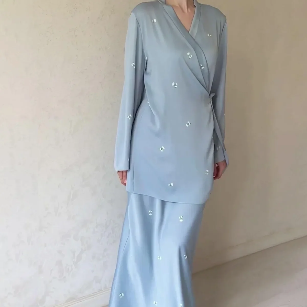 Spring and Autumn New Fashion Temperament Long-sleeved Printed Satin V-neck Top Straight Skirt Suit Womens Two Peice Sets
Spring and Autumn New Fashion Temperament Long-sleeved Printed Satin V-neck Top Straight Skirt Suit Womens Two Peice Sets
