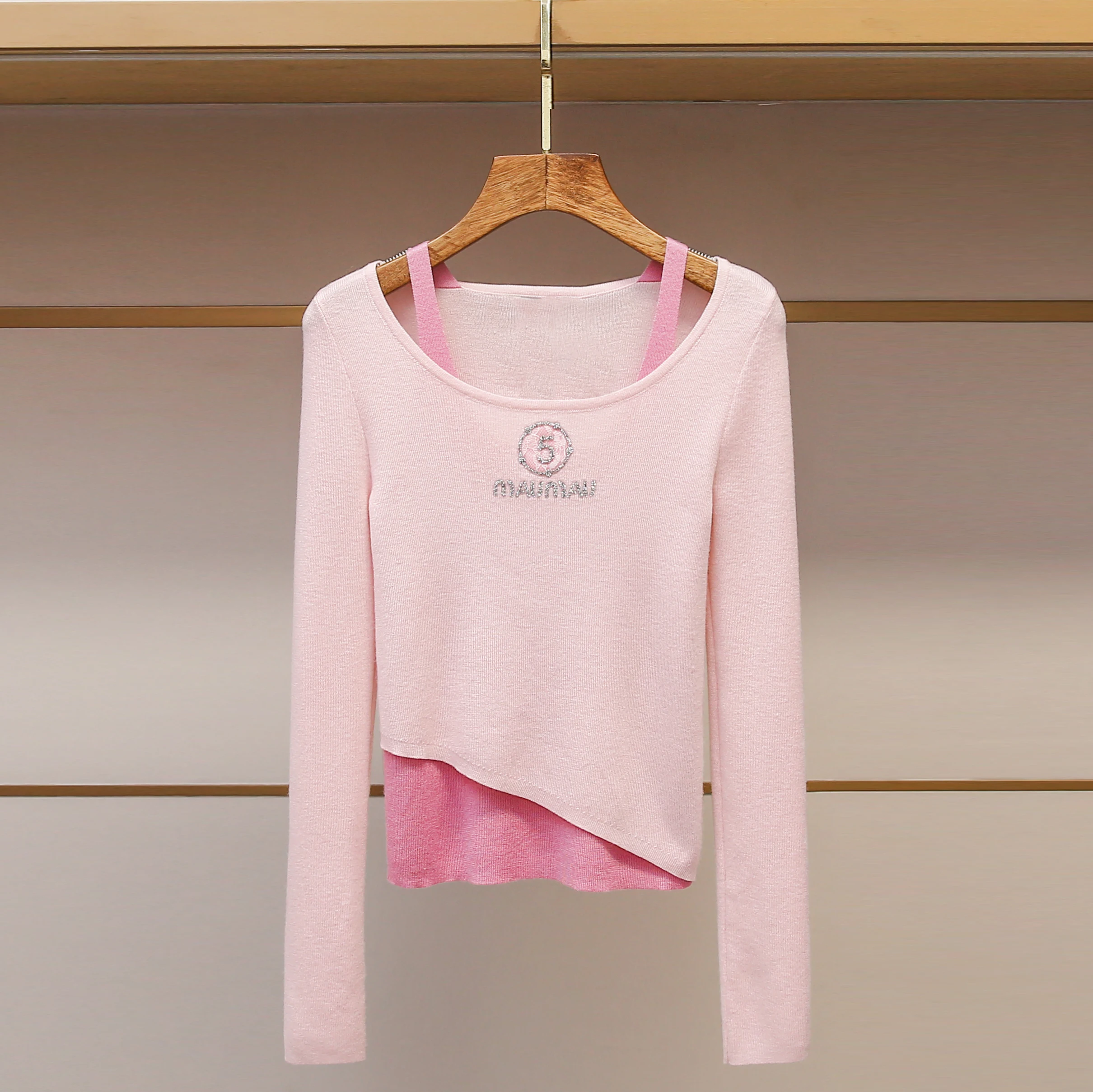 Sweet ort Knitted Sweater with Embellied Letters High End Women's Faion Winter Sle Fake Two-Piece Design Comfortable Fit
Sweet ort Knitted Sweater with Embellied Letters High End Women's Faion Winter Sle Fake Two-Piece Design Comfortable Fit