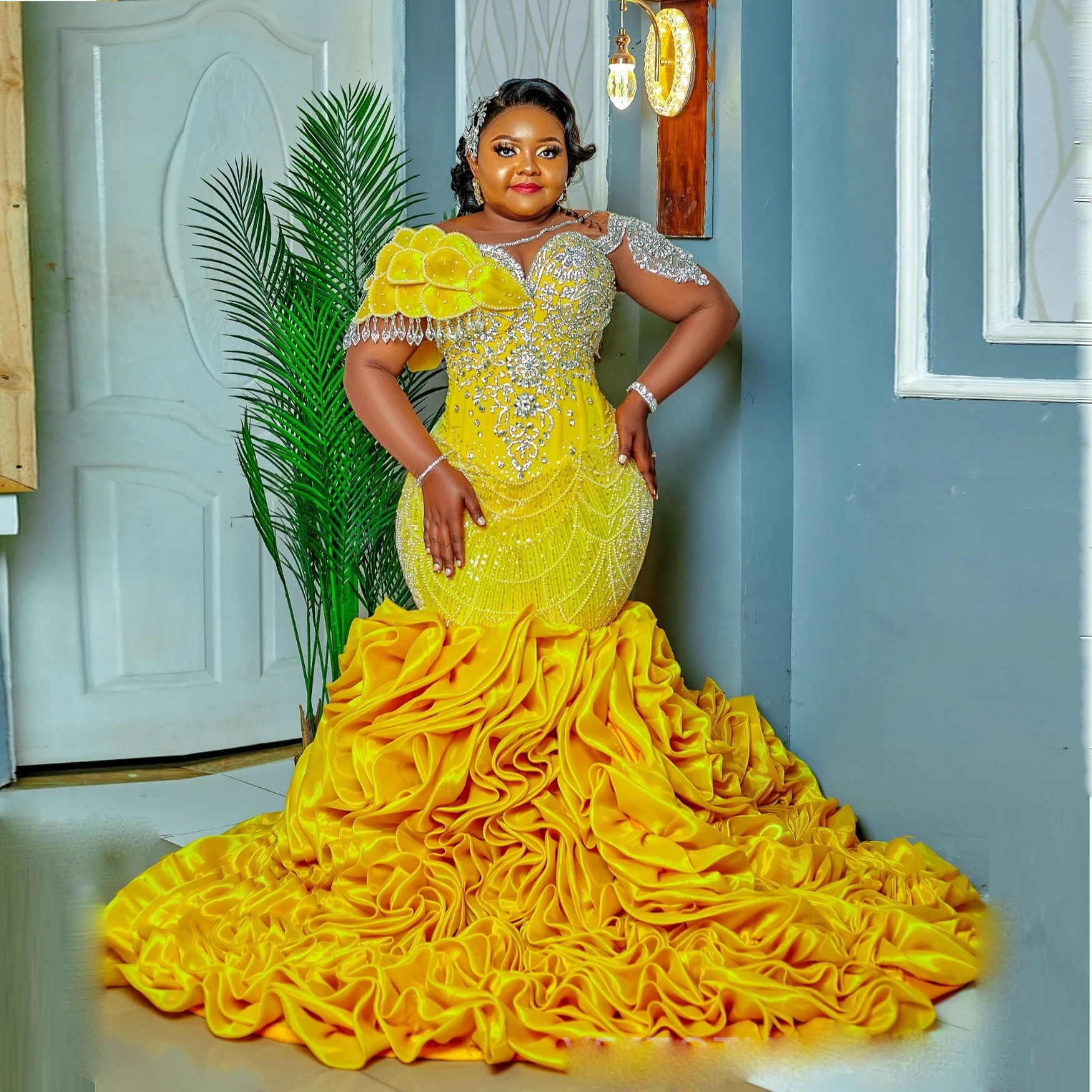 Великолепное платье для выпускного вечера с бисером и прозрачным вырезом, африканские вечерние платья с рукавами Aso Ebi, желтые вечерние платья с рюшами
Великолепное платье для выпускного вечера с бисером и прозрачным вырезом, африканские вечерние платья с рукавами Aso Ebi, желтые вечерние платья с рюшами