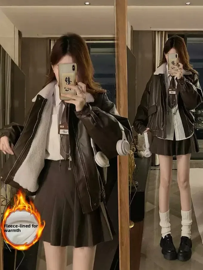 Warm Fleece Lined Short Jacket Women's Vintage Loose Fit Collar Coat Lamb Fur Trimmed Motorcycle PU Leather Jacket Winter Out...
Warm Fleece Lined Short Jacket Women's Vintage Loose Fit Collar Coat Lamb Fur Trimmed Motorcycle PU Leather Jacket Winter Out...