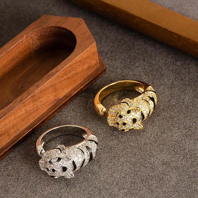 Fashionable diamond-encrusted zircon domineering leopard head adjustable open ring light luxury niche high-end commuter jewelry
Fashionable diamond-encrusted zircon domineering leopard head adjustable open ring light luxury niche high-end commuter jewelry