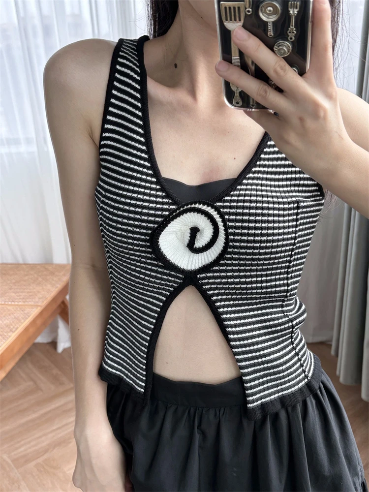 New 2024 Summer Women Striped Top 3D Flower Decoration Slim Fit V-Neck High Street Chic Stunning Fashion Design Trendy Stylish
New 2024 Summer Women Striped Top 3D Flower Decoration Slim Fit V-Neck High Street Chic Stunning Fashion Design Trendy Stylish