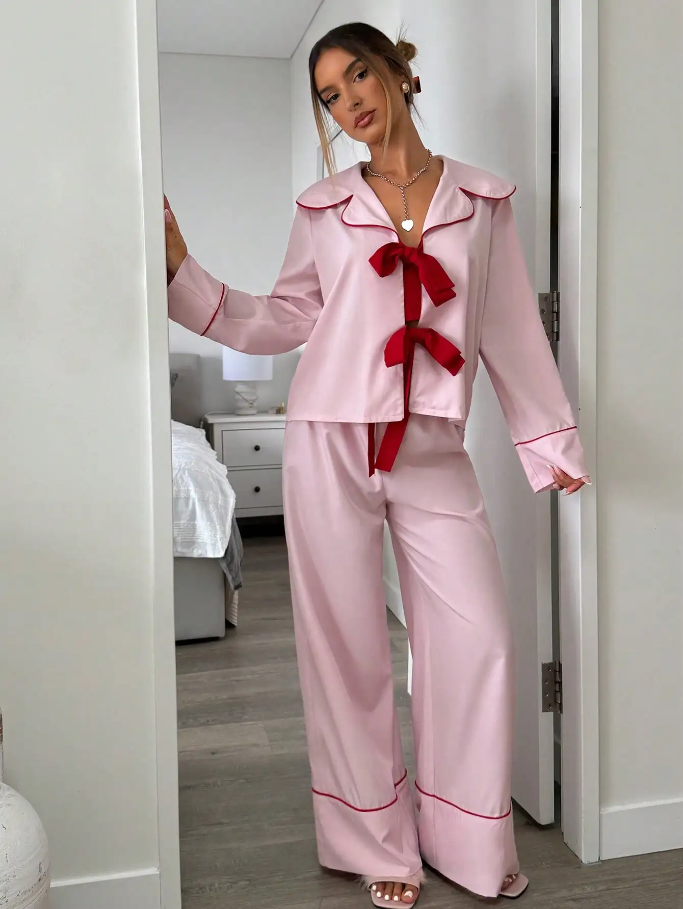 Pink Women's Pajama Set with Red Bowknot Collar & Contrast Trim, Long Sleeve Top & Wide Leg Pants for Home Lounge
Pink Women's Pajama Set with Red Bowknot Collar & Contrast Trim, Long Sleeve Top & Wide Leg Pants for Home Lounge