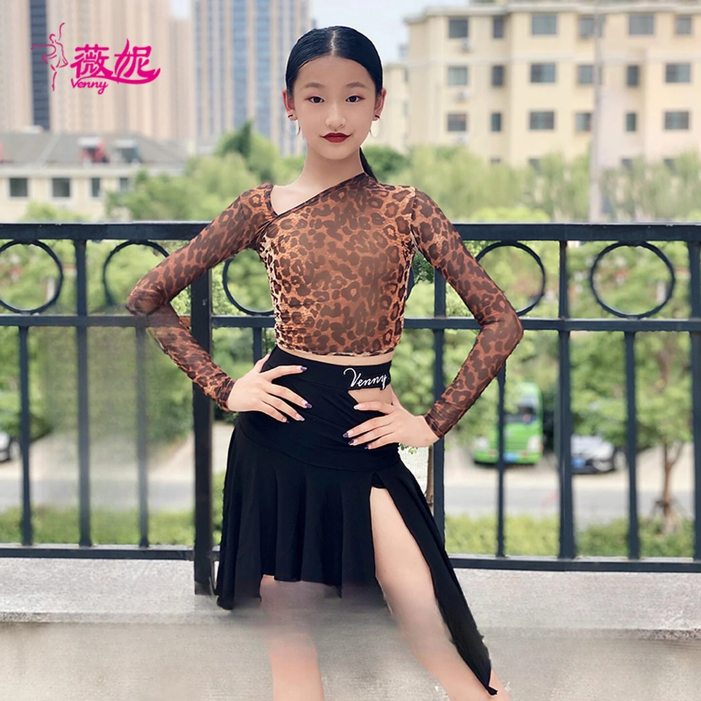 Платье для латинских танцев Vennystyle, комплект из топа и юбки с длинными рукавами и леопардовым принтом для девочек, одежда для бальных танцев, тренировочный костюм
Платье для латинских танцев Vennystyle, комплект из топа и юбки с длинными рукавами и леопардовым принтом для девочек, одежда для бальных танцев, тренировочный костюм