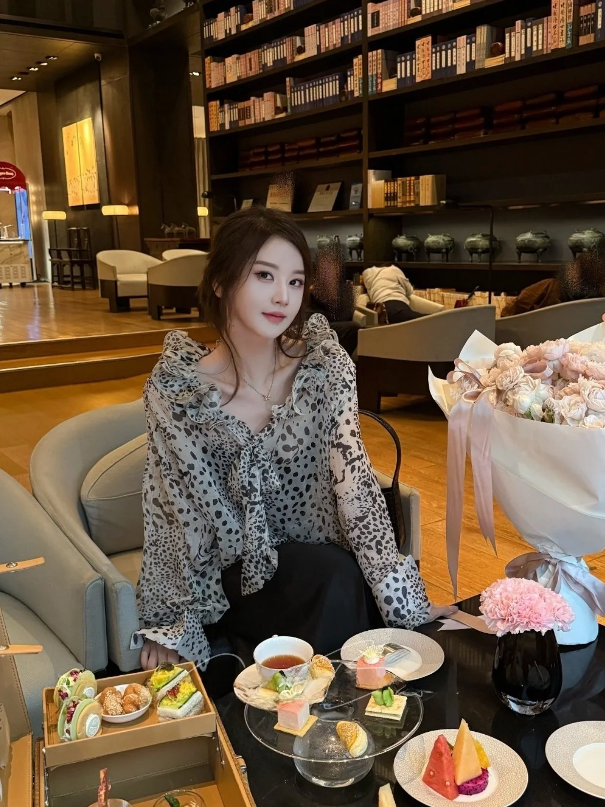 Retro Leopard Print Long Sleeve Shirt Women's Commuter Style Loose V-neck Slimming Design Unique Top Women's Fashion
Retro Leopard Print Long Sleeve Shirt Women's Commuter Style Loose V-neck Slimming Design Unique Top Women's Fashion