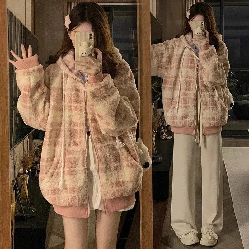 Autumn Winter New Lamb Fleece Jacket Womens Contrasting Color Hooded Loose Parka Plus Size Womens Fashion Versatile Cotton Coat
Autumn Winter New Lamb Fleece Jacket Womens Contrasting Color Hooded Loose Parka Plus Size Womens Fashion Versatile Cotton Coat