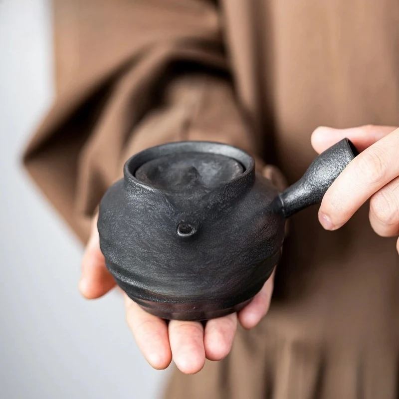 Japanese Style Black Ceramic Side Handle Teapot Handmade Tea Infuser Pot Tea Brewing Kettle With Ball Hole Tea Set Collection
Japanese Style Black Ceramic Side Handle Teapot Handmade Tea Infuser Pot Tea Brewing Kettle With Ball Hole Tea Set Collection
