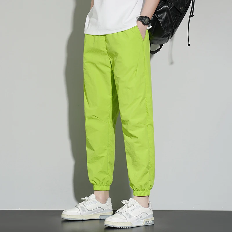Флуоресцентные мужские летние тонкие повседневные брюки из ледяного шелка, свободные удобные спортивные брюки большого размера, модная уличная одежда
Флуоресцентные мужские летние тонкие повседневные брюки из ледяного шелка, свободные удобные спортивные брюки большого размера, модная уличная одежда