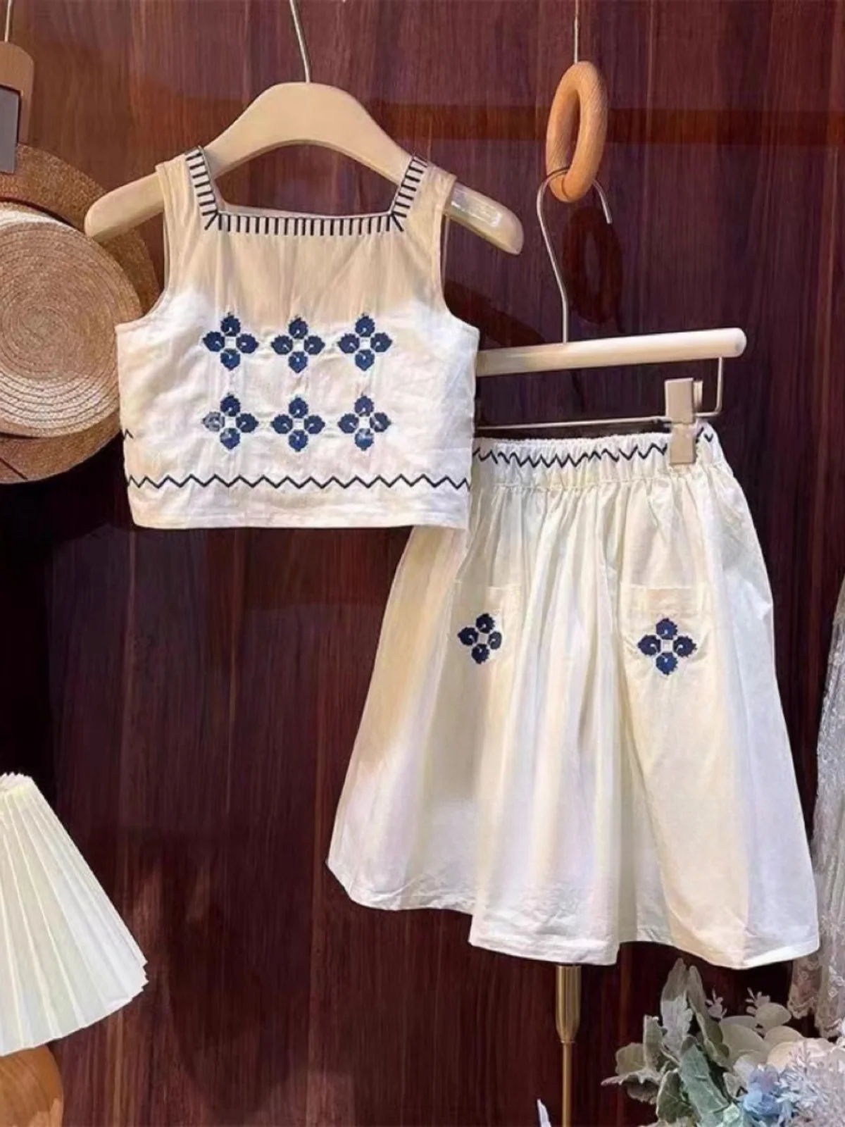 Модный корейский комплект на бретельках для маленьких девочек, летняя новинка, трендовый топ и юбка, комплект из двух предметов
Модный корейский комплект на бретельках для маленьких девочек, летняя новинка, трендовый топ и юбка, комплект из двух предметов