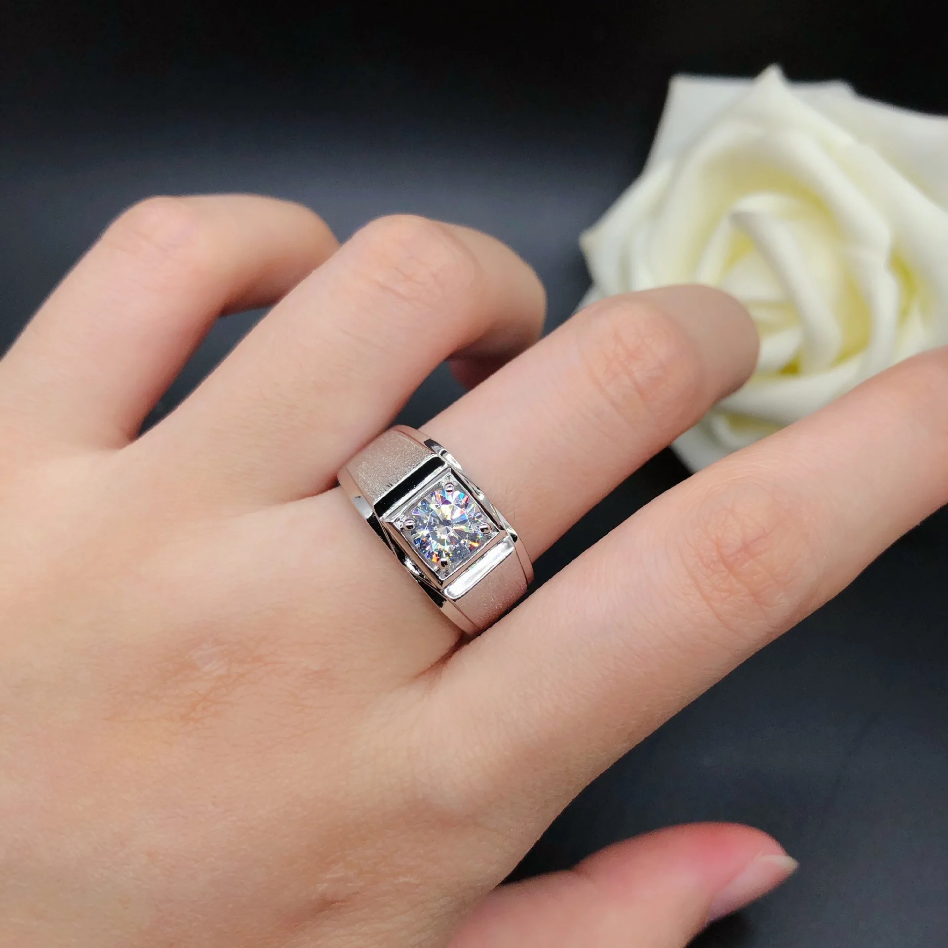 Men's diamond ring - Fashion, simple and trendy jewelry piece - 18k gold diamond ring
Men's diamond ring - Fashion, simple and trendy jewelry piece - 18k gold diamond ring