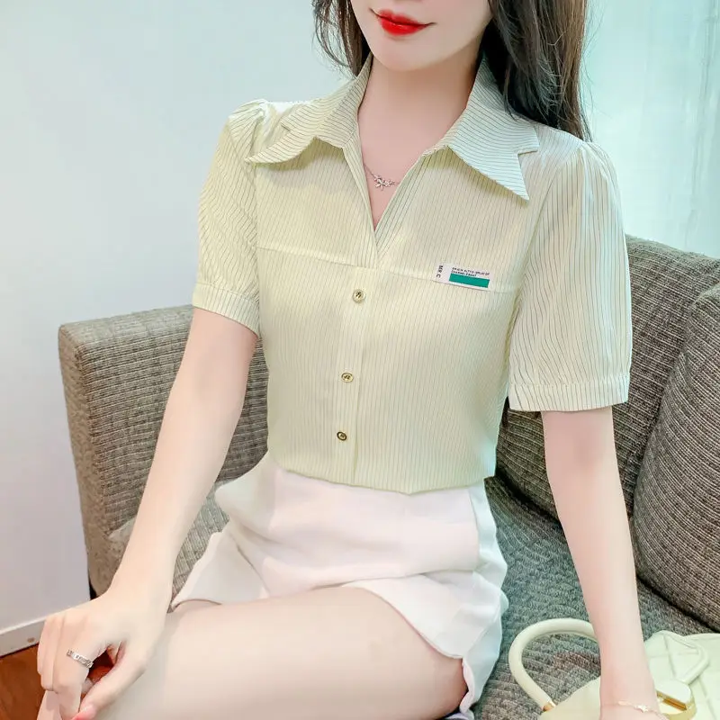 Модная полосатая женская блузка с V-образным вырезом и коротким рукавом в корейском стиле, универсальная летняя новинка, элегантный топ для женщин
Модная полосатая женская блузка с V-образным вырезом и коротким рукавом в корейском стиле, универсальная летняя новинка, элегантный топ для женщин