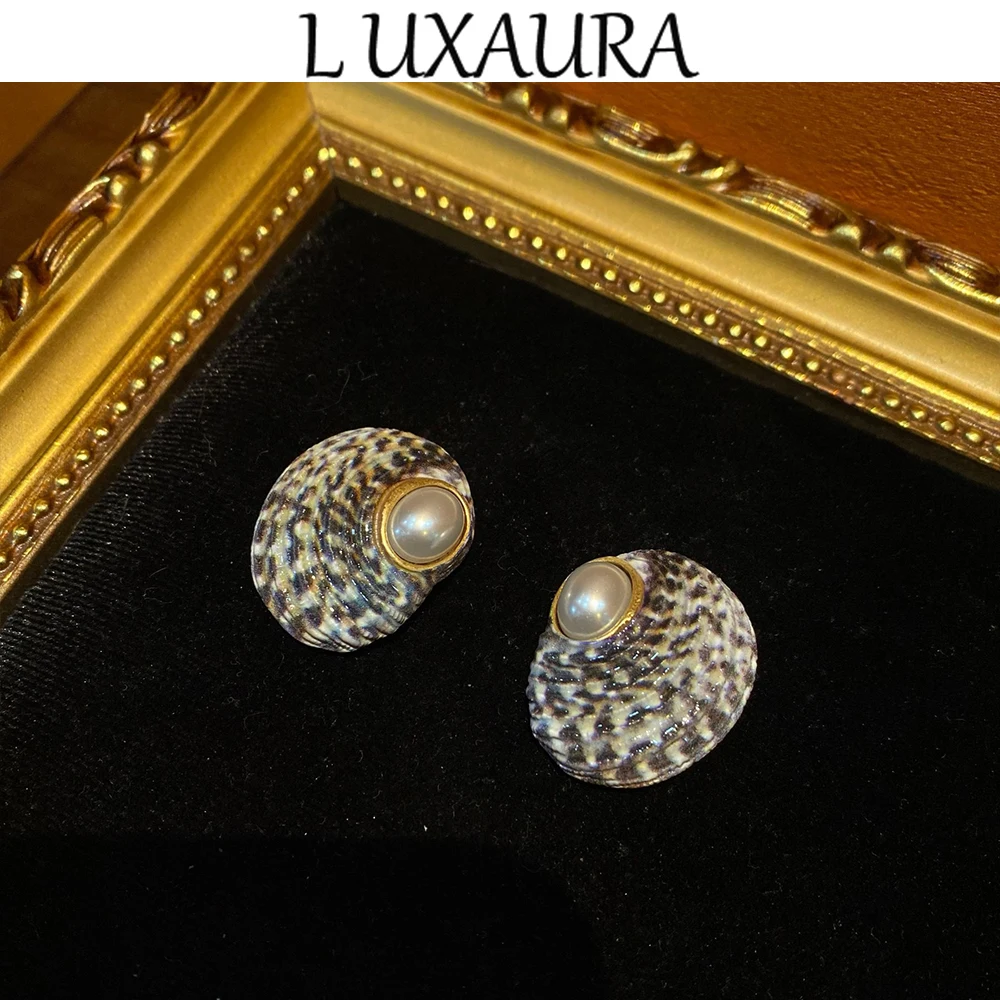 Vintage fashion classic geometric style paired with Bohemian women's accessory stud earrings
Vintage fashion classic geometric style paired with Bohemian women's accessory stud earrings
