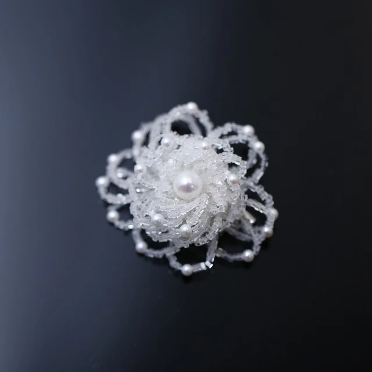 Natural Small Cubic Crystal With Freshwater Aurora Pearl Hand-woven Flower Style Pearl Brooch Fashion Jewelry Woman Gift
Natural Small Cubic Crystal With Freshwater Aurora Pearl Hand-woven Flower Style Pearl Brooch Fashion Jewelry Woman Gift