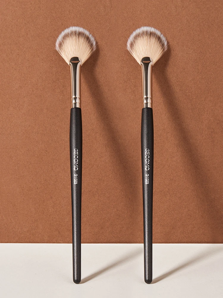 Powder blusher high gloss brush, soft hair, no powder, easy to apply makeup, novice powder blusher makeup brush, beauty tool
Powder blusher high gloss brush, soft hair, no powder, easy to apply makeup, novice powder blusher makeup brush, beauty tool
