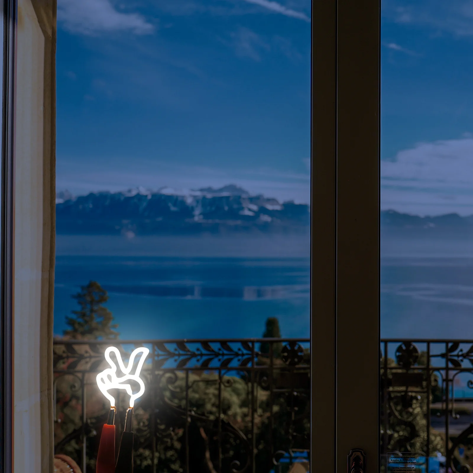 Retro LED Letter Light Peace Gesture Glow Sign for Bedroom Porch Pavilion Decor Unique Wall Light Up Decoration
Retro LED Letter Light Peace Gesture Glow Sign for Bedroom Porch Pavilion Decor Unique Wall Light Up Decoration