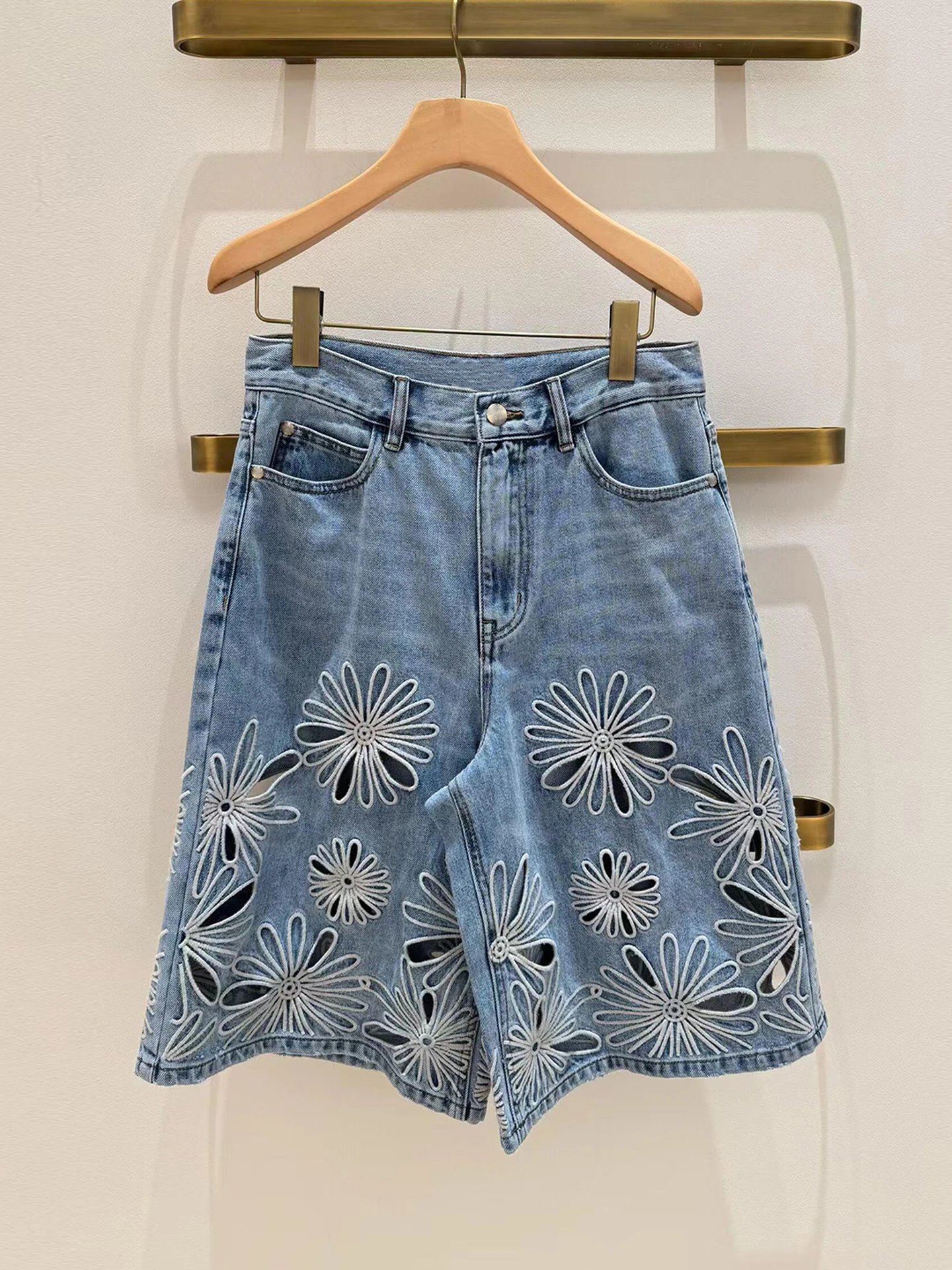 Elegant Floral Embroidery Hollow Washed Denim Shorts for Women High Waist Casual Style Summer Commute Friendly Loose Fit
Elegant Floral Embroidery Hollow Washed Denim Shorts for Women High Waist Casual Style Summer Commute Friendly Loose Fit