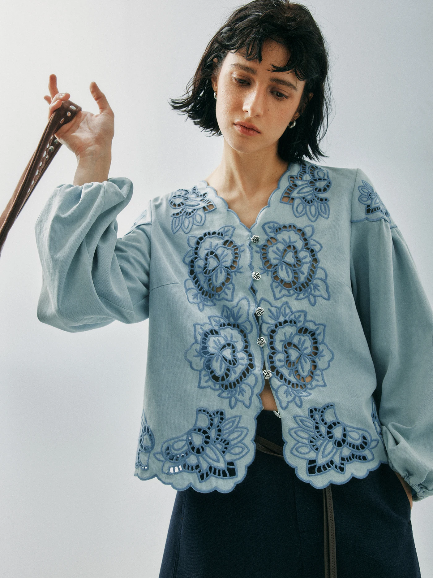 French Sle Embroidered Denim irt Women's Loose Fit Long Sve V-Ne Bubble Lantern Sve Cotton Pure Wear Resistant
French Sle Embroidered Denim irt Women's Loose Fit Long Sve V-Ne Bubble Lantern Sve Cotton Pure Wear Resistant