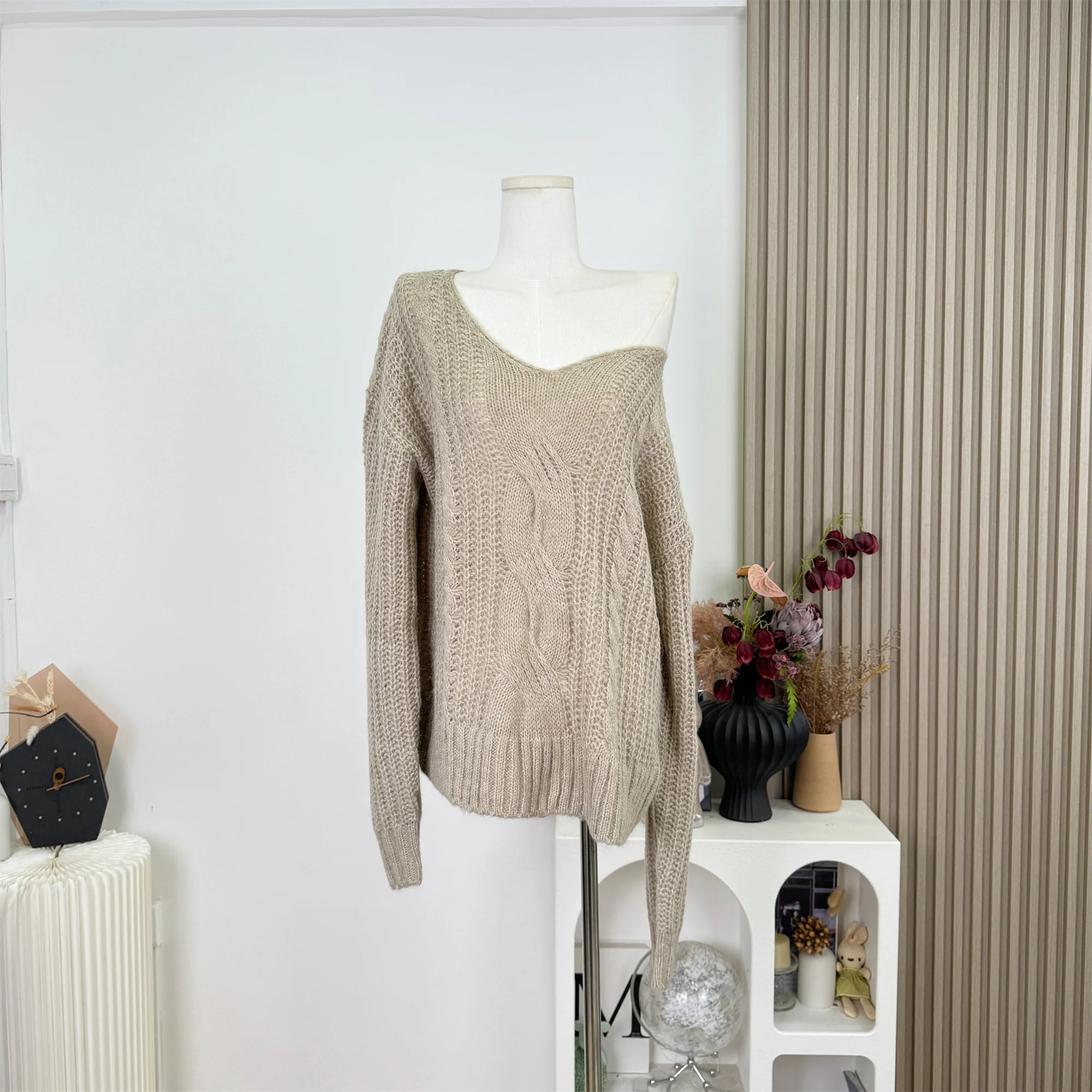 Модный ажурный шерстяной трикотаж для женщин, осень-зима, однотонные свободные пуловеры с v-образным вырезом, вязаный свитер, топы F297 
Модный ажурный шерстяной трикотаж для женщин, осень-зима, однотонные свободные пуловеры с v-образным вырезом, вязаный свитер, топы F297