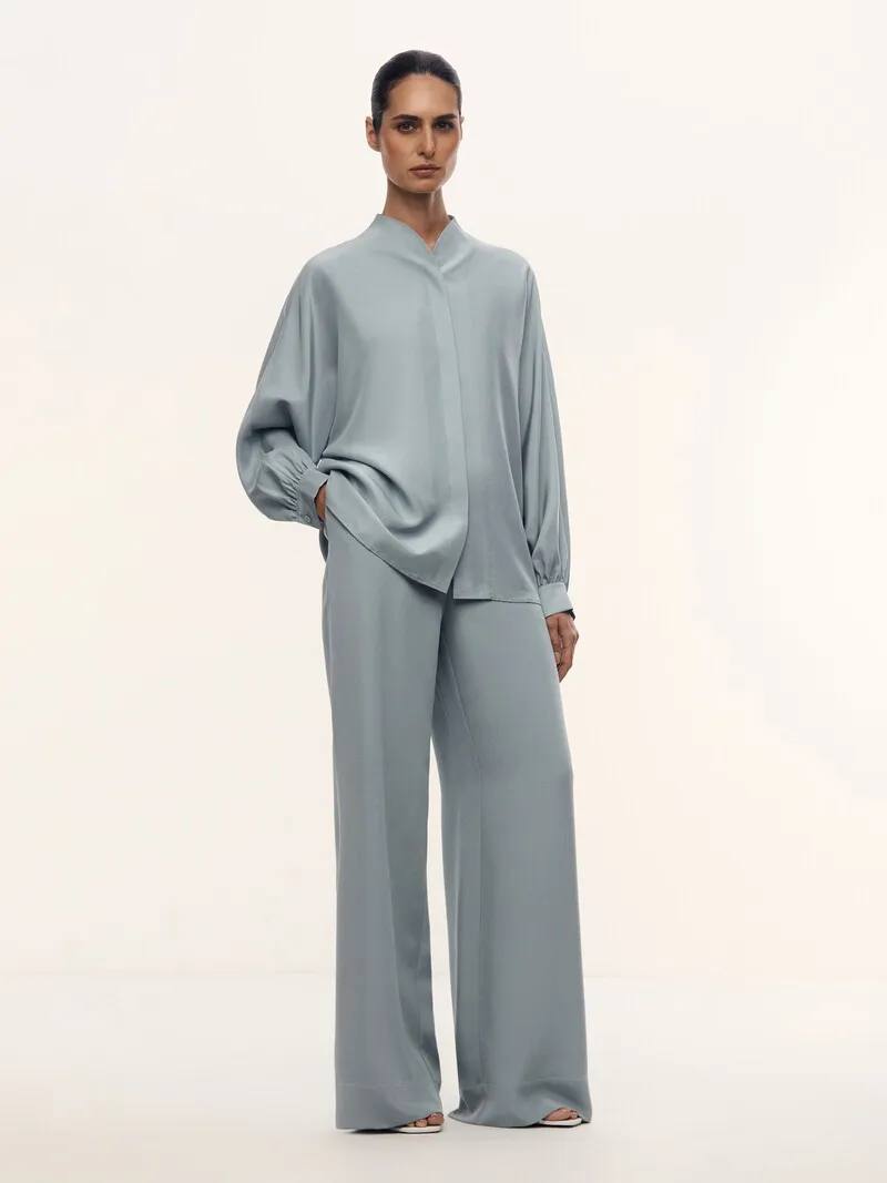 LIMO 2026 Women's Satin 2 Piece Set – Stand Collar Blouse, Wide Leg Trousers, Silky Smooth Fabric for Office & Daily Wear
LIMO 2026 Women's Satin 2 Piece Set – Stand Collar Blouse, Wide Leg Trousers, Silky Smooth Fabric for Office & Daily Wear