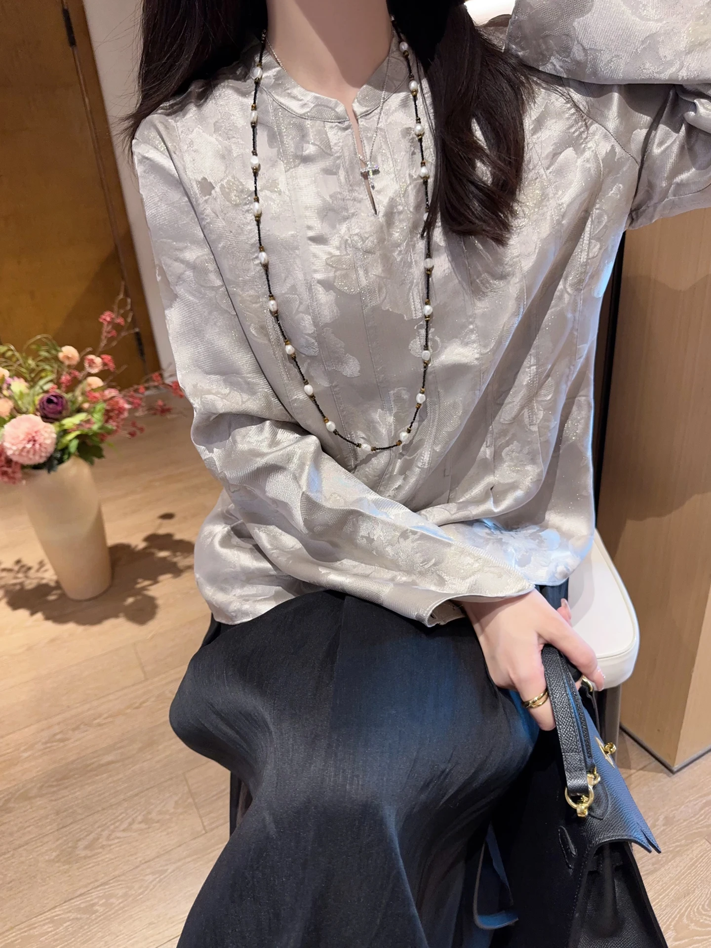 Elegant Chinese Style Silk Shirt Long Sleeve Loose Fit Glittering Floral Embroidery V-Neck Casual Fashion Women's Top
Elegant Chinese Style Silk Shirt Long Sleeve Loose Fit Glittering Floral Embroidery V-Neck Casual Fashion Women's Top