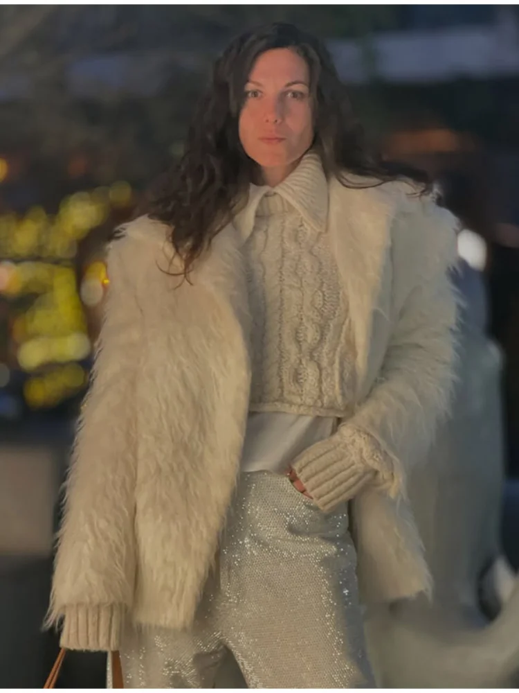 Плюшевая белая куртка с лацканами, женская элегантная свободная теплая короткая куртка с высоким воротником и карманами на рукавах, женская зимняя уличная одежда для поездок на работу
Плюшевая белая куртка с лацканами, женская элегантная свободная теплая короткая куртка с высоким воротником и карманами на рукавах, женская зимняя уличная одежда для поездок на работу