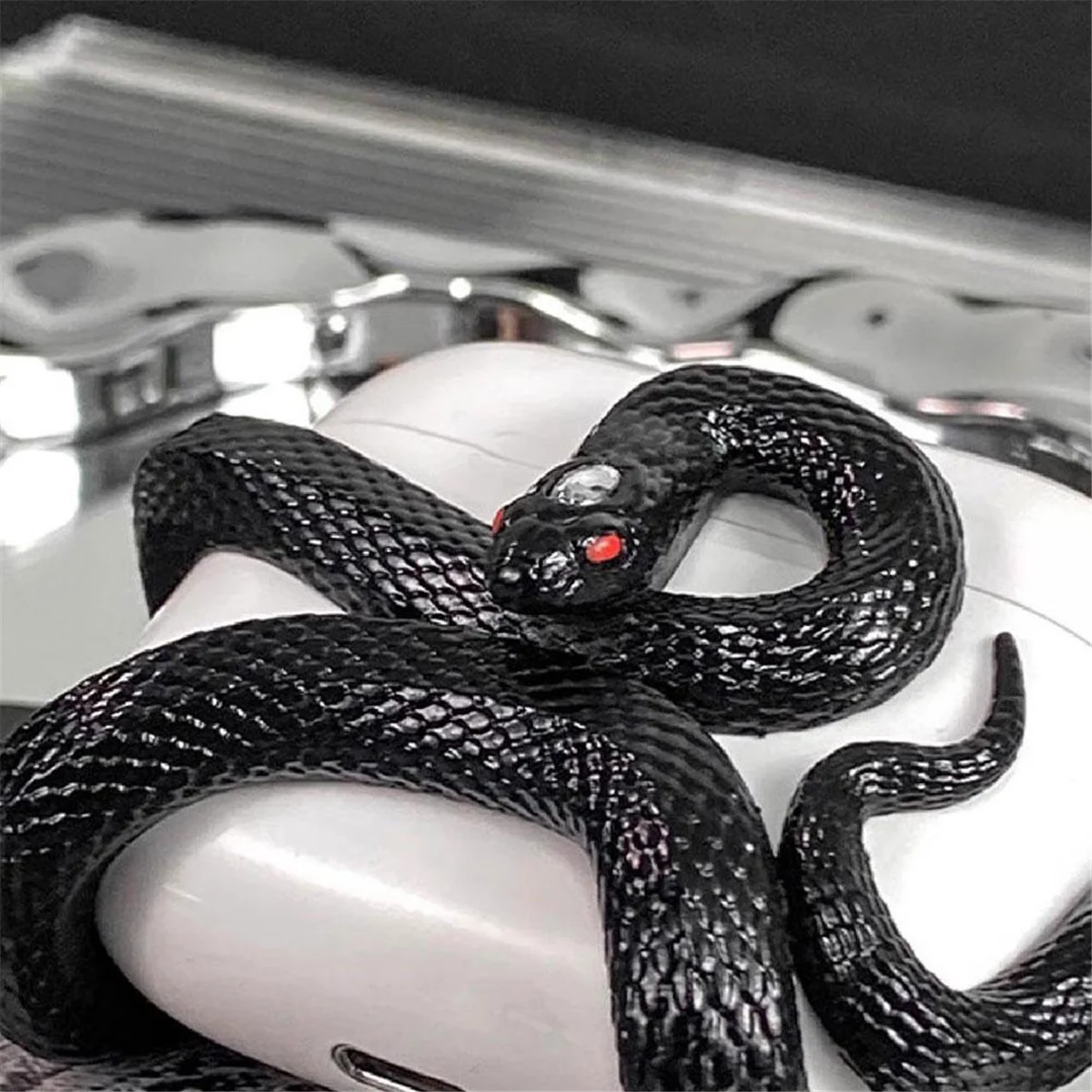 B47C Snake-Shaped Earphone Protective Case Anti-Drop and Scratch-Resistant Hollow Design Resin Earphone Case A H
B47C Snake-Shaped Earphone Protective Case Anti-Drop and Scratch-Resistant Hollow Design Resin Earphone Case A H